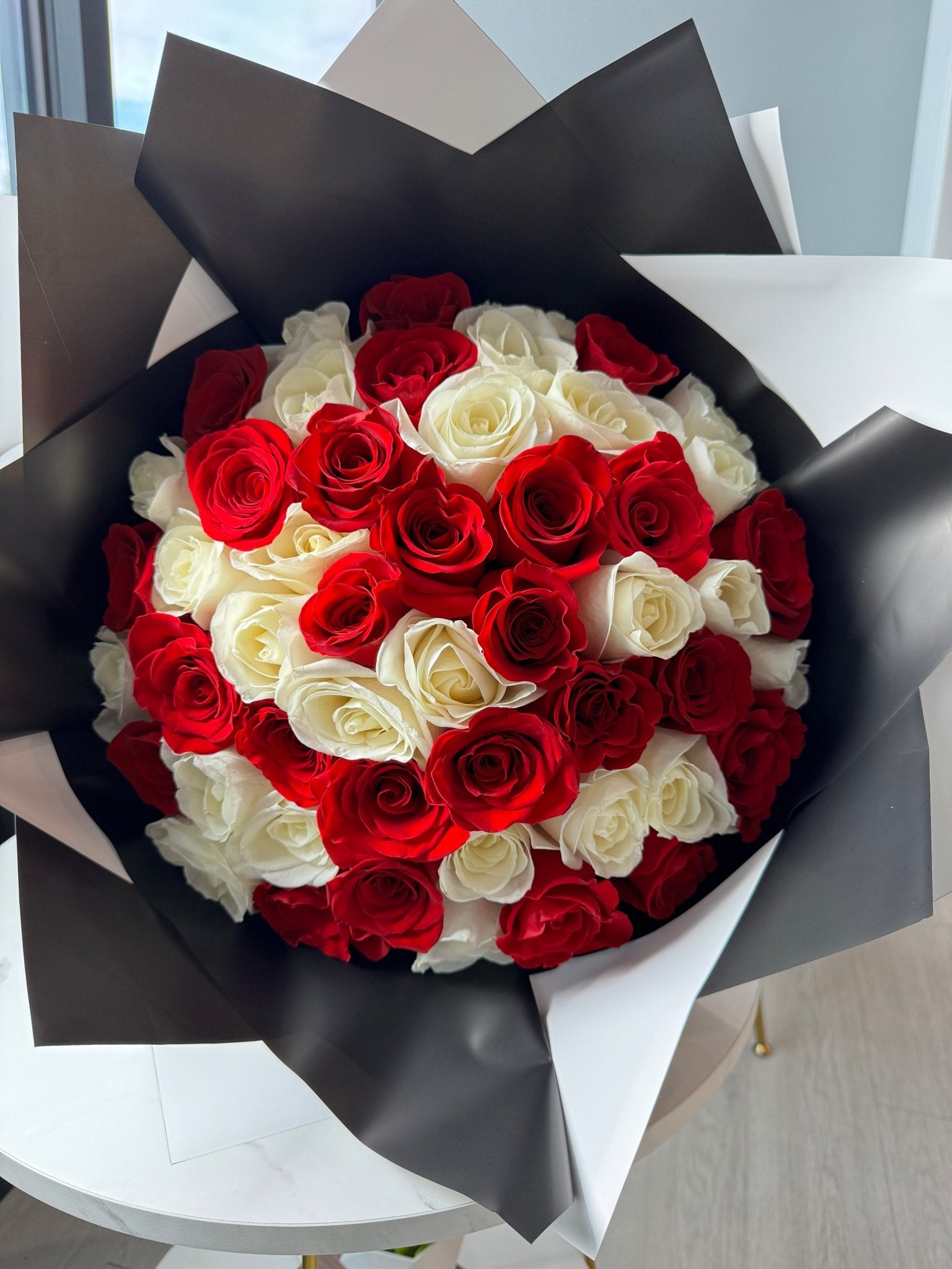 White and Red Rose Bouquet / Ramo Buchon - Legacy Rose TX