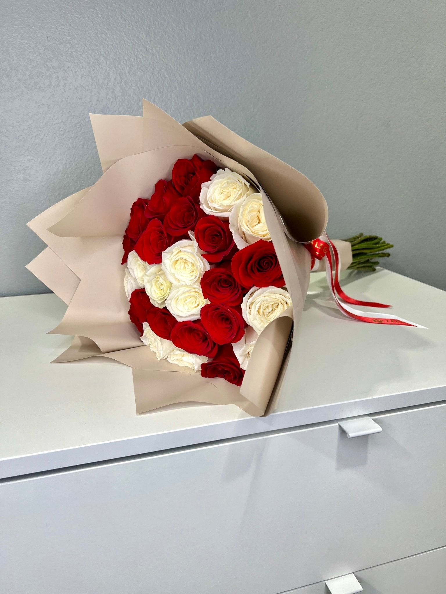 White and Red Rose Bouquet / Ramo Buchon - Legacy Rose TX